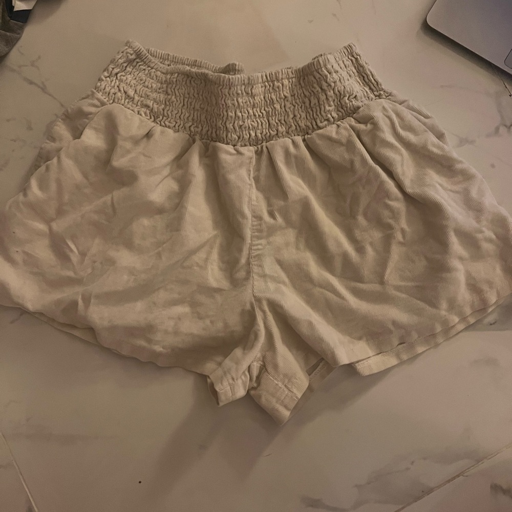 picnic shorts cream colored